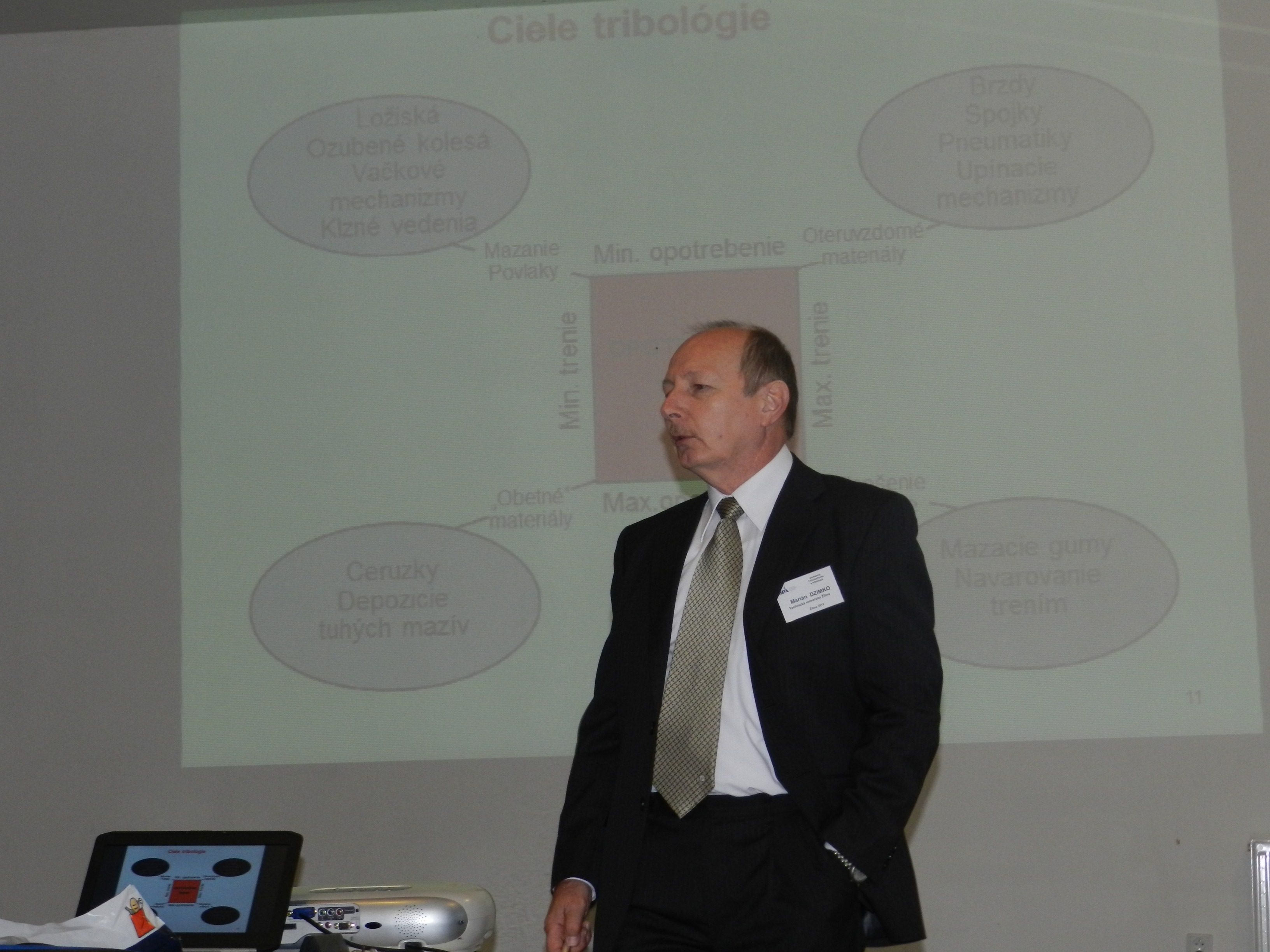 Obr. 1 Prof. Marián Dzimko z Technickej univerzity v Žiline prezentoval tribológiu z historického aj súčasného hľadiska